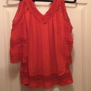 Cold shoulder with details